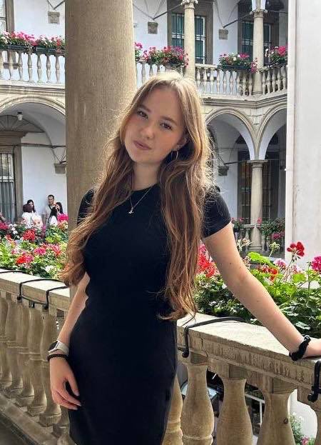 Las víctimas en las guerras tienen todas nombre. Anastasia Hrytsiv era de la edad de mi hija. Murió con su familia en el bombardeo ruso esta pasada noche cerca de Lviv, en la frontera con Polonia. Lanzaron 50 misiles y más de medio millar de drones