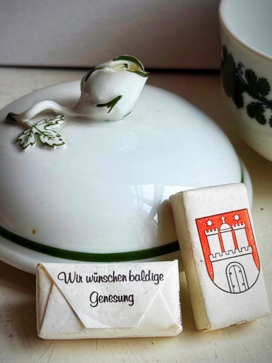 Ein kleines Konvolut Meißen Weinlaub aus der Hansestadt abgeholt. Die Zuckerdose mit eingepacktem Würfelzucker vergangener Jahrzehnte, bedruckt mit Hansestadt-Signet und Genesungswünschen. Kann sich jemand an diesen Würfelzucker erinnern?