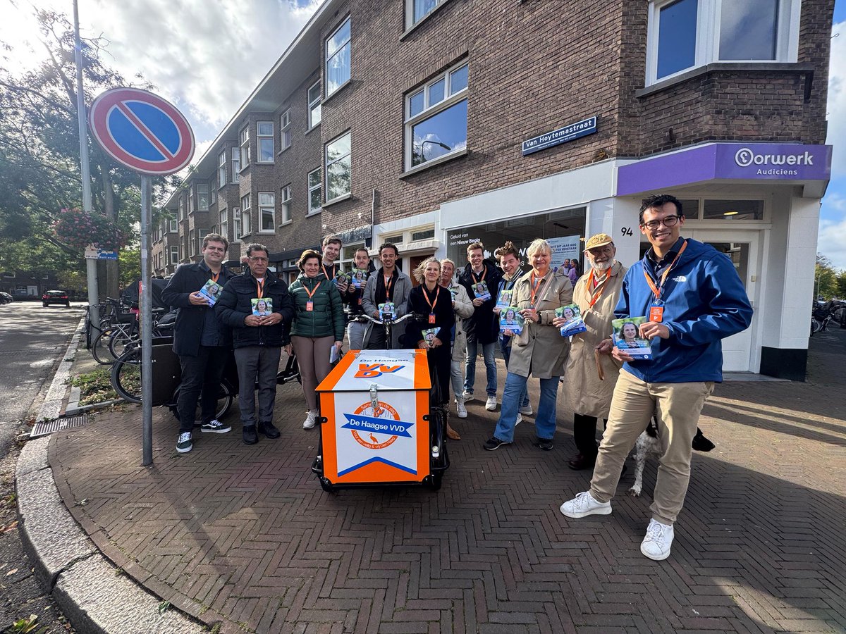 Door weer en wind gaat de Haagse VVD op campagne! 💨🌦️De campagneaftrap was in Benoordenhout samen met onze Haagse kandidaat Nicole Maes! Nummer #27 op de lijst voor de Tweede Kamerverkiezingen ! 

De komende weken vind je ons door heel Den Haag. We zijn uit de startblokken. 💪🏼