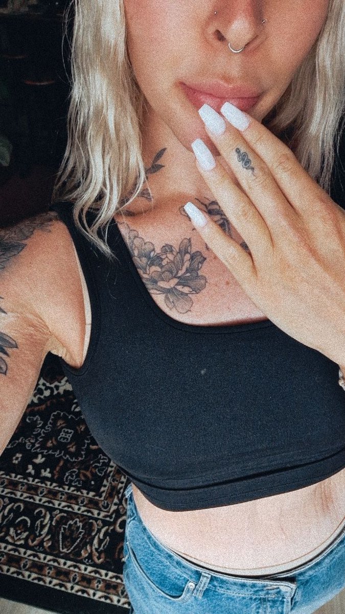 dumbkute's tweet photo. I need to enjoy this tan for as long as I can 😭 https://t.co/1w4rOAfec3