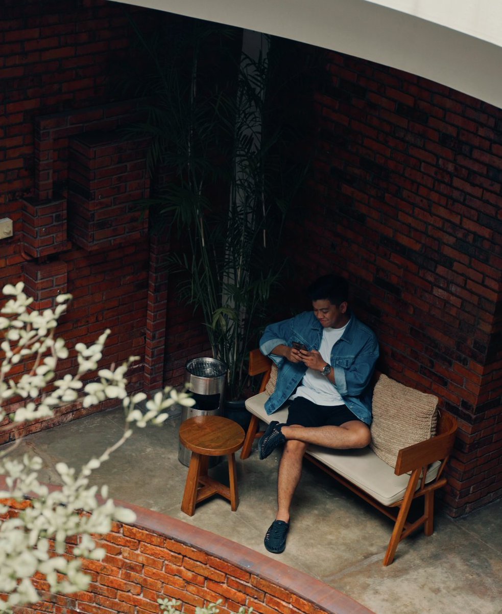 📍 Rumanami Hotel
Boutique hotel cozy di Jaksel dengan vibes hangat &amp; kekinian. Kamar minimalis tapi lengkap, lobby estetik, &amp; lokasi strategis dekat tempat makan &amp; spot hits.
Pas buat short escape ✨

Lagi ada promo #Traveloka1010Sale buat book hotelnya👉 trv.lk/diskon1010