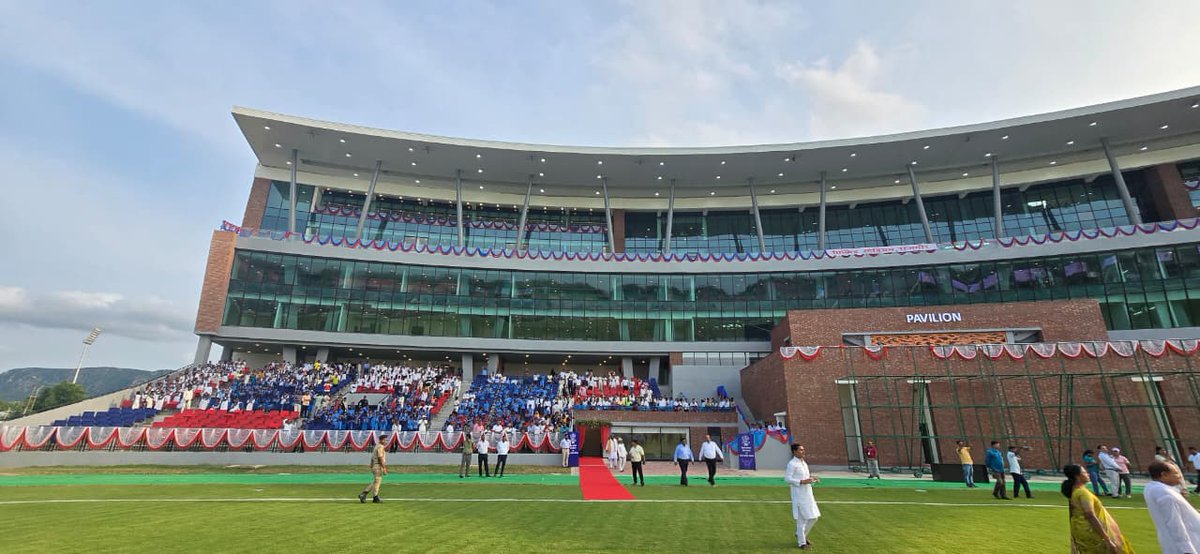 BJP4Bihar's tweet photo. 🏏 बिहार के खेल इतिहास में नया अध्याय!

आज माननीय मुख्यमंत्री श्री @NitishKumar जी के साथ माननीय उपमुख्यमंत्री श्री @samratchaudhary जी ने राजगीर क्रिकेट स्टेडियम के पवेलियन और ग्राउंड का लोकार्पण किया।

अंतरराष्ट्रीय मानकों के अनुरूप 18 एकड़ में बने इस भव्य स्टेडियम में 40,000 दर्शकों की बैठने की व्यवस्था की गई है। खिलाड़ियों, दर्शकों और मीडिया के लिए सभी आधुनिक सुविधाओं से सुसज्जित यह स्टेडियम बिहार की खेल प्रतिभाओं को नई उड़ान देगा।

अब राजगीर बनेगा इंटरनेशनल क्रिकेट का नया ठिकाना!

#RajgirCricketStadium #YuvaWithModiNitish
#NDA4Bihar 
#ViksitBihar