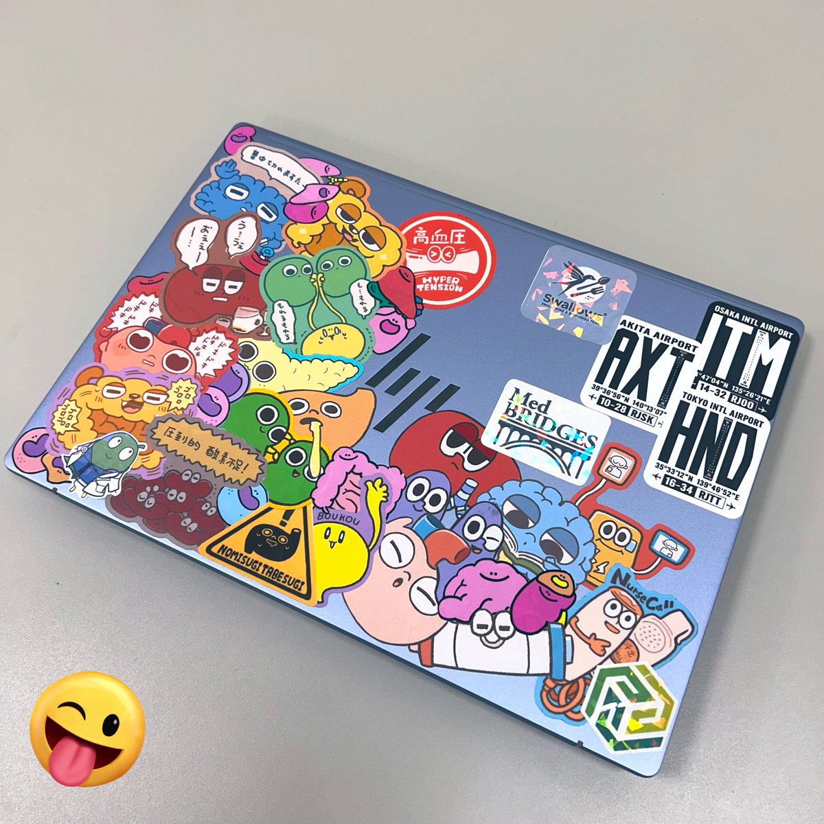 fsanp2's tweet photo. 一度はやってみたかったゴテゴテPC。
これは仕事場用で、早々外で使える代物ではナイですが…。
血球、臓器シールと、私のアピールシールやら、勝手に作ったキラキラシールでうるさい仕上がりになってます(笑)

作家様に感謝！東京に、デザフェスに感謝！

@karada_fuchi 

@ppplatelet https://t.co/uMi9fIlQWt