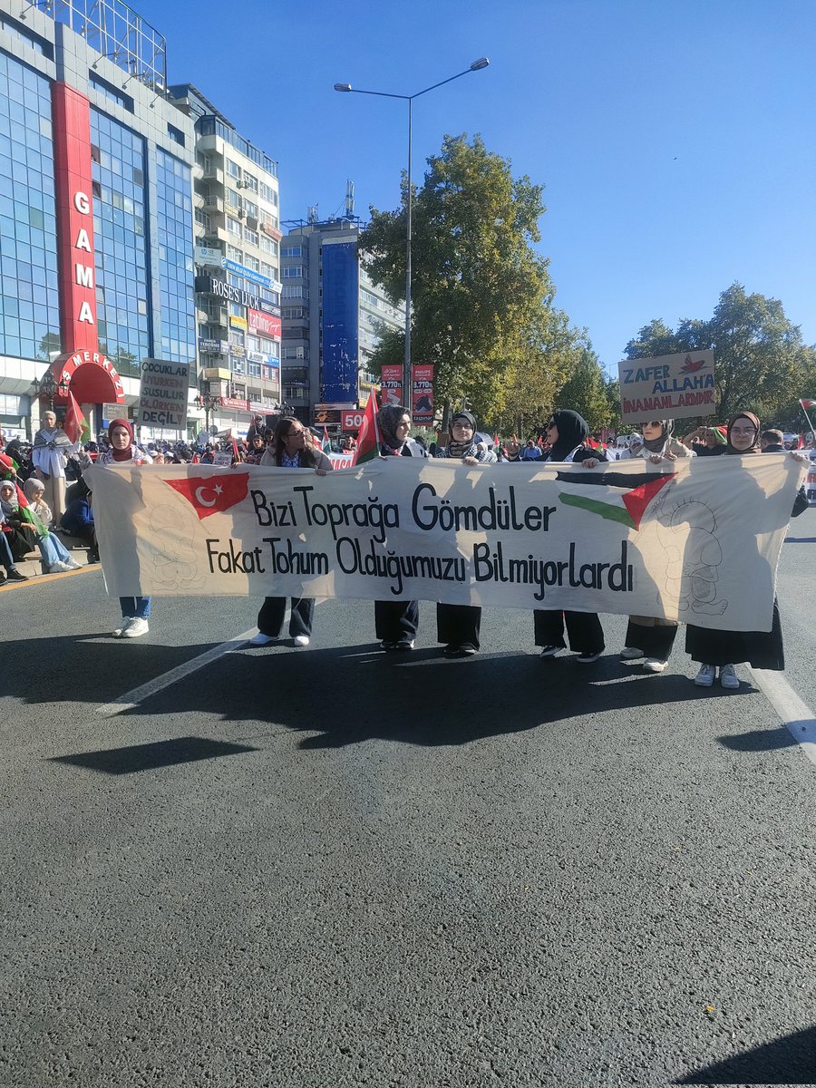 Bizi toprağa gömdüler fakat tohum olduğumuzu bilmiyorlardı

Özgür Filistin 
#ÖzgürlüğeYürüyoruz #ÖzgürlüğeYürüyoruz