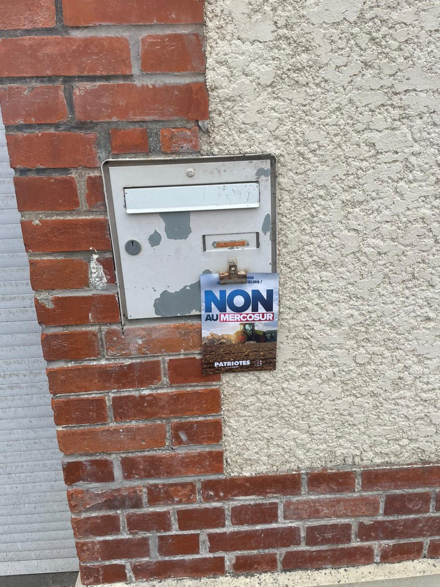 RNJArdennes's tweet photo. 🇫🇷 La jeunesse du RN Ardennes  mobilisée pour dire NON au Mercosur !

🌾 Nous refusons cet accord destructeur qui sacrifierait nos éleveurs et nos agriculteurs sur l’autel du libre-échange mondialiste.

✊ Soutenons nos agriculteurs, défendons notre souveraineté alimentaire ! https://t.co/vGbNgZHPy6