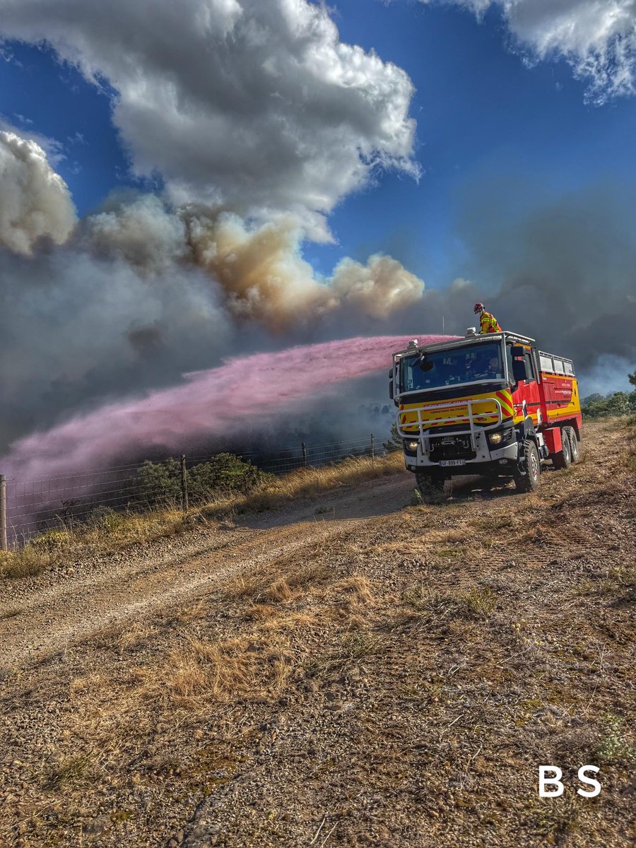 SecCivileFrance's tweet image. 🔥🌲 #FeuDeForêt en Haute-Corse (2B) | Depuis quelques heures, plusieurs feux de forêt touchent la Haute-Corse et mobilisent plusieurs dizaines de sapeurs-pompiers des #SIS2B et #SIS2A. 
✈️ 1 Dash et 2 Canadair sont venus en renfort des équipes au sol. 
La brigade des militaires…