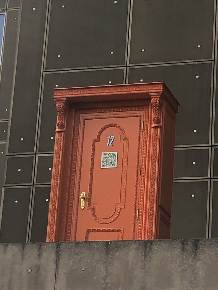 swiftgetawaycat's tweet photo. Chicago door! The qsr code changed so that the music video comes up when you scan it https://t.co/T5enEtwSjT