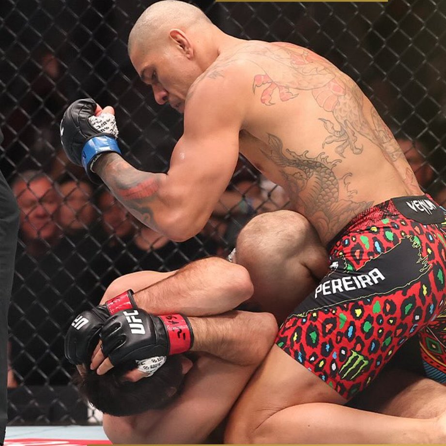 80 Segundos demoró en ganarle Alex Pereira a Ankalaev. Fue el KO más rápido en la carrera del Poatan, sigue rompiendo sus propios récords… aún con 38 años, está en su mejor momento #Chama 🗿