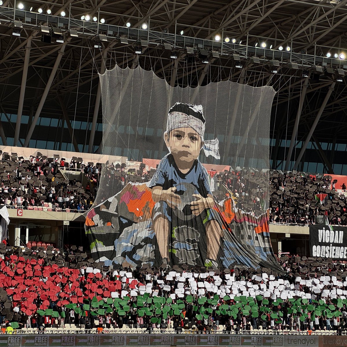 Maç gelirini Filistin'e bağışlayacağını açıklayan Sivasspor'un hazırladığı koreografi.

Haydi, Sivasspor’u kalplere boğalım ❤️ <a href="/Sivasspor/">Sivasspor</a>