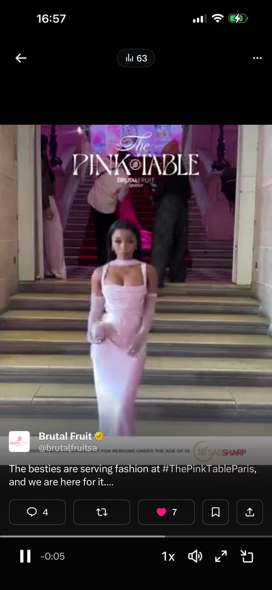 Kgo_Thii's tweet photo. @brutalfruitsa Girl be serving total gorgeousness 💕👌 love love it 

#ThePinkTableParis https://t.co/GXdFwUCb4A