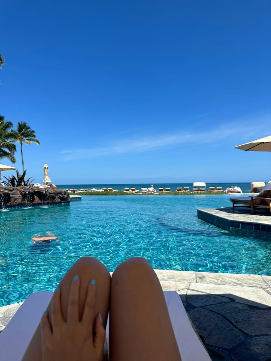 abc2014010's tweet image. The islands of Hawaii will forever hold a piece of my heart. 🌴 From the sunsets to the waves, everything about it was pure magic. 🌅💙