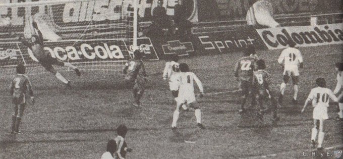 CNdeFhistoria's tweet photo. 🗓 05/10/1988

@Nacional derrotó 1️⃣-0️⃣ a @AmericadeCali 🇨🇴 por la ida de las Semifinales de 🏆🌎@Libertadores

🏟 Centenario

⚽️ Yubert Lemos

✈️ El Decano iba camino hacia la Copa Internacional oficial 🏆🌎 #1️⃣9️⃣ y al 🏆🌐 Tricampeonato Mundial invicto

👉🏽 En #AtilioSoftware pueden encontrar la ficha del partido con todos los datos y estadísticas, incluido el relato del gol

💻https://t.co/bySBNklk2E