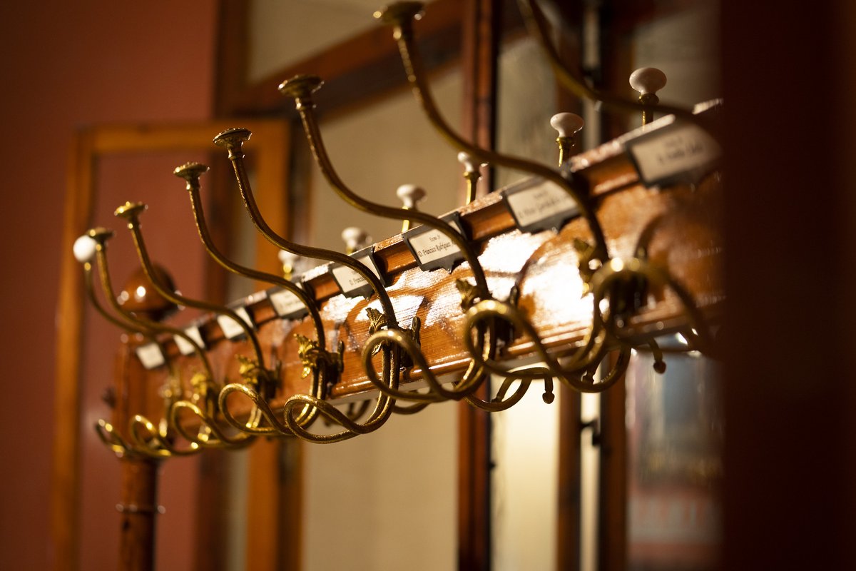 Descubra la Academia a través de un paseo virtual en el que se puede ver desde el vestíbulo principal hasta la entrada del jardín, pasando por la estatua de Quevedo, la escalera principal o los famosos percheros: ow.ly/voK350VNFLl.