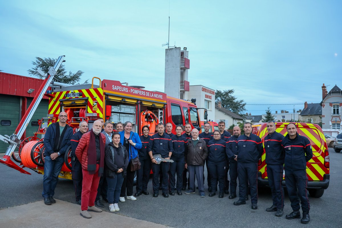 SDIS58's tweet image. 🚒 La Charité-sur-Loire dispose d’un nouveau Fourgon Pompe Tonne Compact !

Remis officiellement jeudi 2/10, cet engin a un coût de 290 000 €.

🔥 Moderne et fiable, il répond aux besoins urbains locaux et renforcera la sécurité des habitants.

Bravo aux pompiers charitois 👏