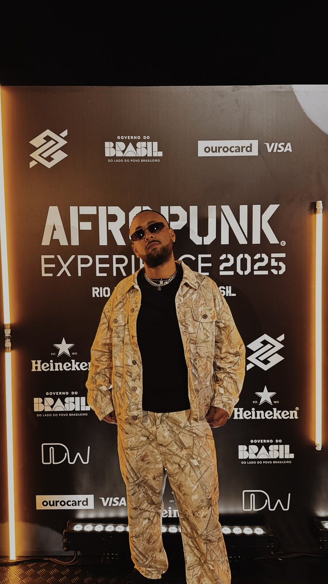 estevuu's tweet photo. que delicinha foi viver meu primeiro @oafropunkbrasil aqui no RJ com os meus, que venha salvador mês que vem https://t.co/1DVq4PelFV