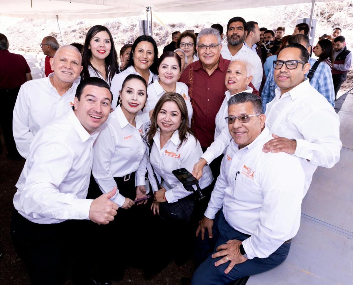 En el #DíaMundialDeLasyLosDocentes, el #SNTE, dirigido por el Mtro. Alfonso Cepeda Salas, expresa su reconocimiento a quienes, con vocación y entrega diaria, hacen posible que la educación continúe siendo un motor de transformación social