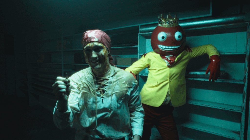Rotten_movie's tweet photo. V/H/S/HALLOWEEN お菓子、家、都市伝説、仮装、子供の写真、イタズラ、ハロウィンをテーマに6つの恐怖がやがてある真実に結びつくホラー　目をくり抜く、顔を吹き飛ばす、身体をお菓子に加工するなど、大胆な残酷描写が随所に散りばめられハロウィンの夜を悪夢に変える楽しい作品だった。超オススメ！ https://t.co/oSFXeGphmM
