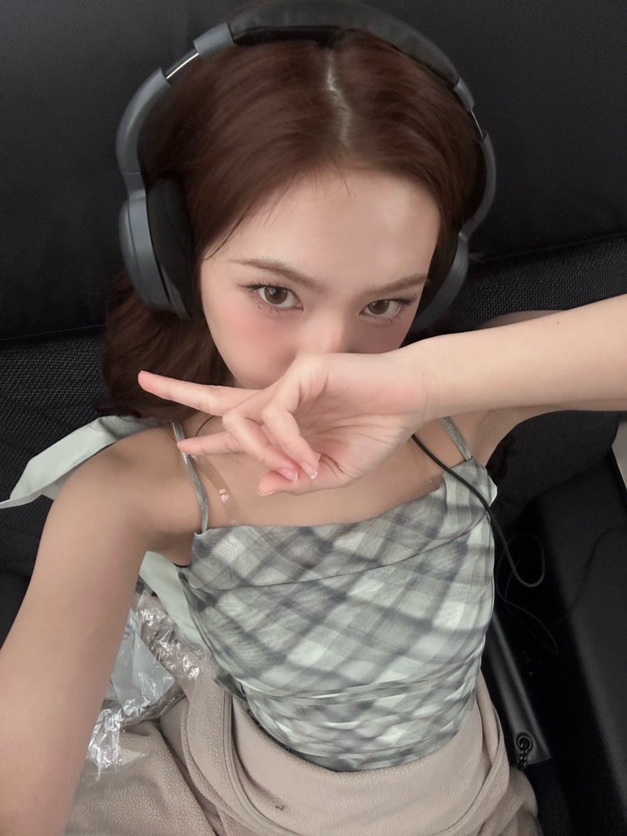 betwopia's tweet image. 𝑺eonghyeon and 𝐂hiquita as best friend few tweets au.