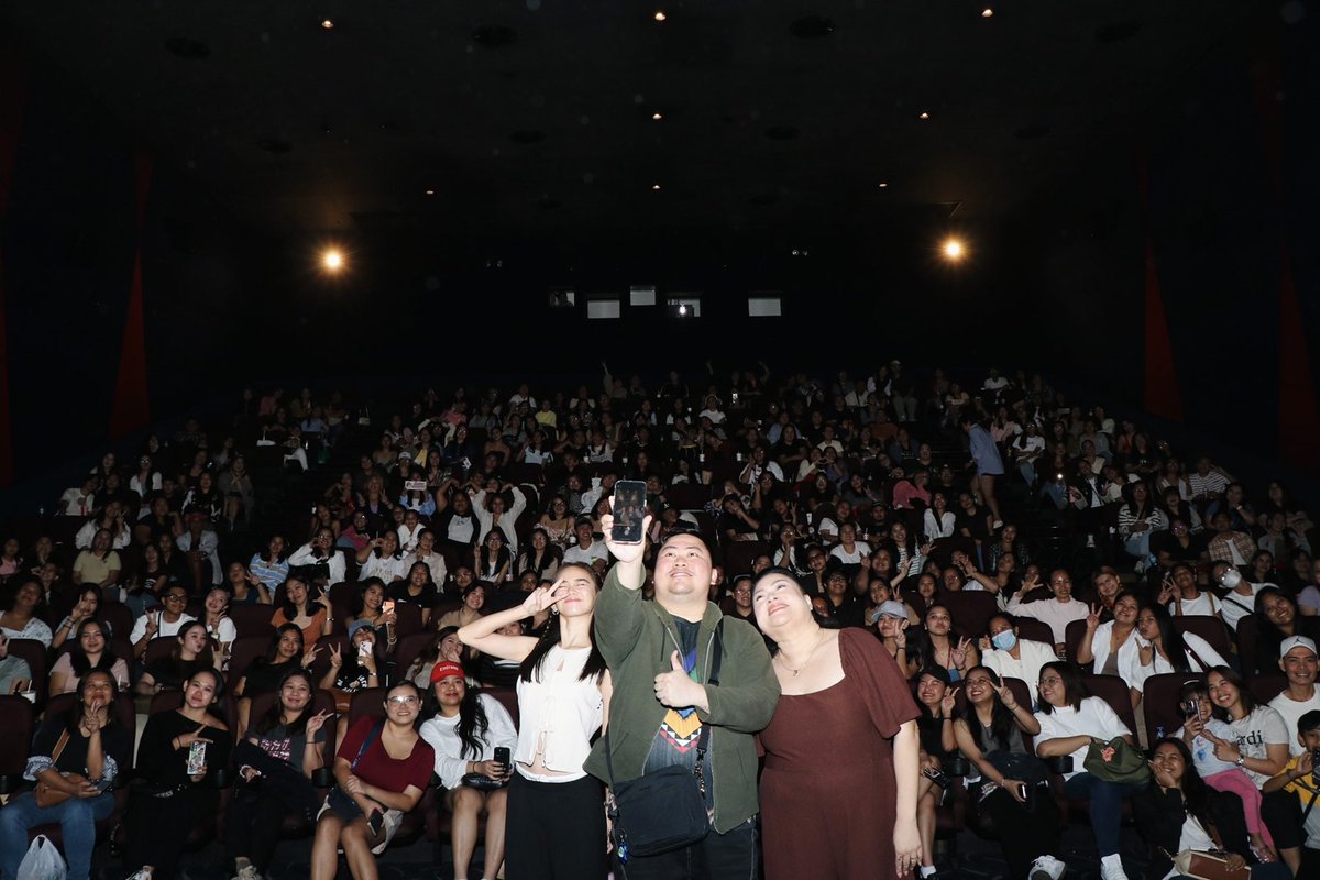 VIVA_Films's tweet photo. Love, laughs, and behind-the-scenes secrets!

Maraming salamat sa lahat ng naki-join sa talkback with the cast and director ng #MinamahalMovie ngayong gabi ❤️

Mapapanood pa rin ang #Minamahal100BulaklakParaKayLuna, Now on its 2nd Blockbuster Week!

#AndresMuhlach #AshtineOlviga https://t.co/ltw74oZjyC