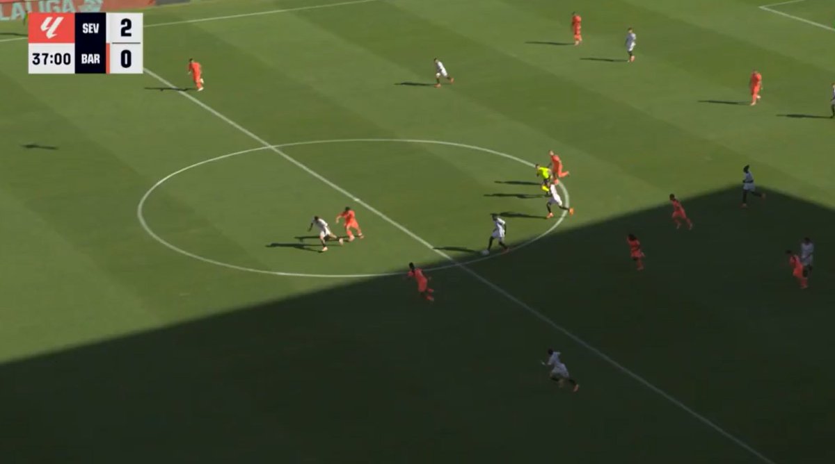 #SevillaBarça Araújo retrocede para seguir a Romero cuando debía dar un paso adelante para dejar en fuera de juego a Vargas. Primer tiempo indefendible del uruguayo.