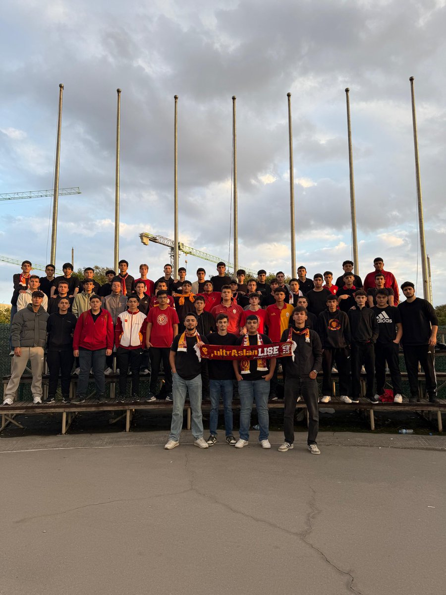 SEN SALONDA PARKEDE BİZ BURDA TRİBÜNDE! 

Galatasaray Kadın Basketbol Takımımızı OGM Ormanspor mücadelesinde yalnız bırakmadık. 

#ultrAslanLİSE