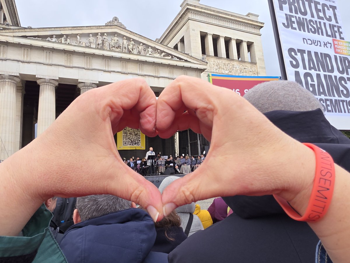 sbkDiggi17's tweet image. Nur #Liebe 🫶 und #Respekt 👏 für @AhmadMansour__ 
#München
#MünchengegenAntisemitismus
#GegenjedenAntisemitismus
DACH #5PunktePlan