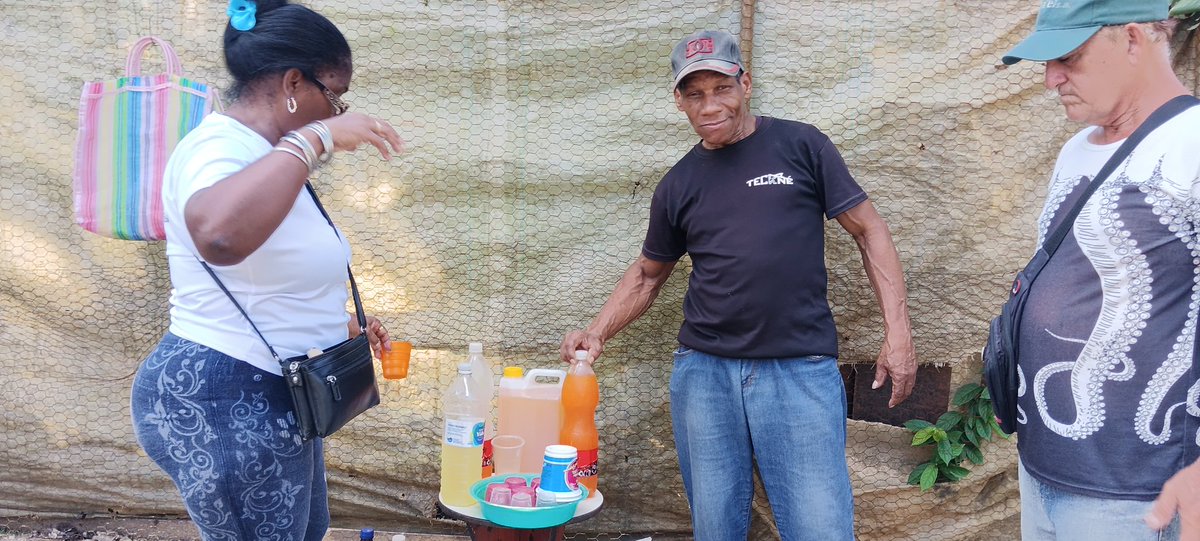 🤝✊La labor es intensa pero se impone también la solidaridad de vecinos que contribuyen con agua, café y otros alimentos para los que laboran en el saneamiento de su barrio 

<a href="/IcsCuba/">Instituto de Información y Comunicación Social</a> en Reparto Lotería, municipio #Cotorro