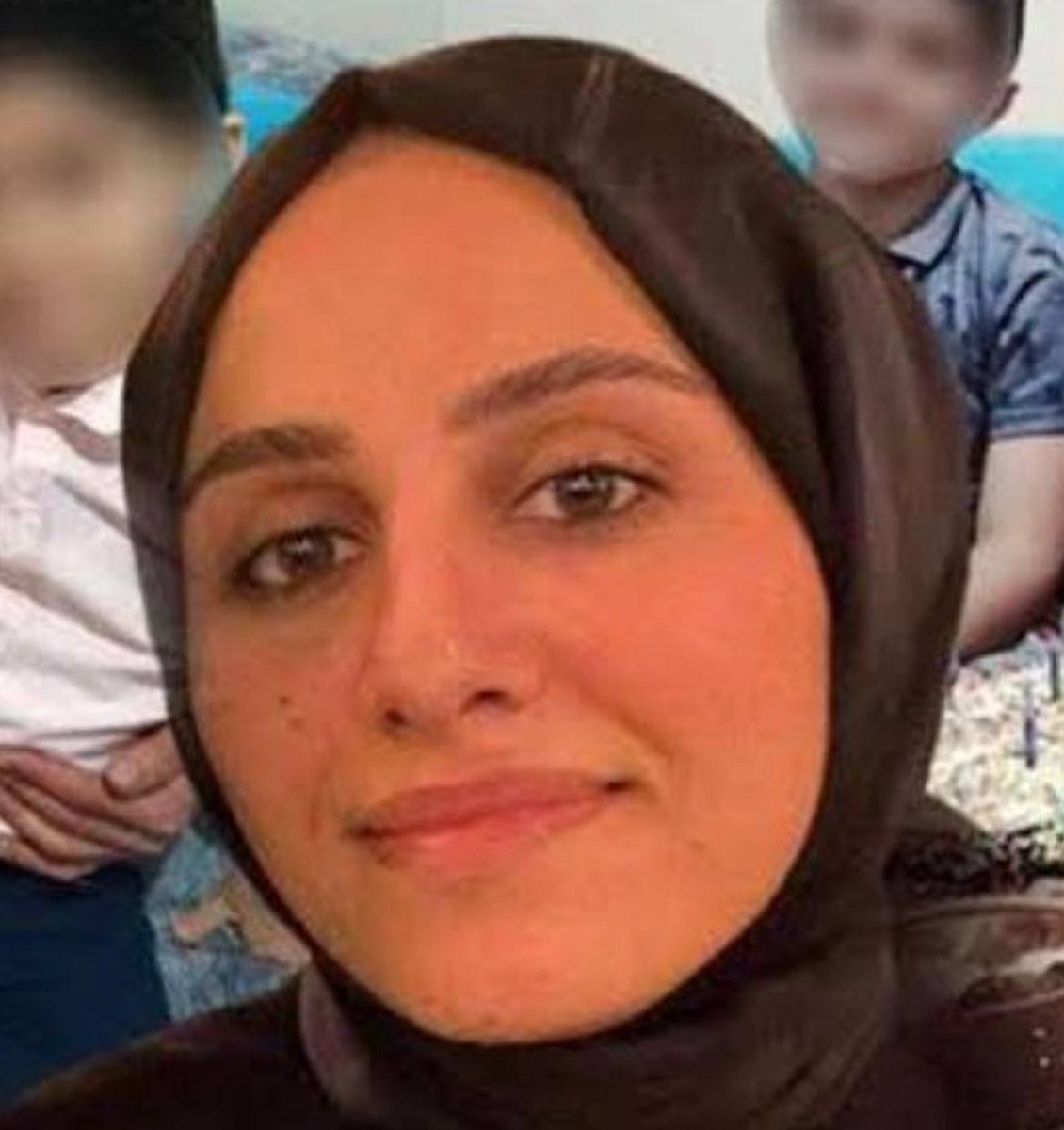 Çok seri şekilde duyurun lütfen arkadaşlar paylaşın.

3 çocuk annesi 29 yaşındaki Suzan Elik, boşanmak istediği ve uzaklaştırma kararı aldırdığı eşi Yunus Elik tarafından sokağa çağrılıp başından vuruldu.

Katil Yunus Elik ise hala yakalanamadı! Aranıyor! Duyurun lütfen