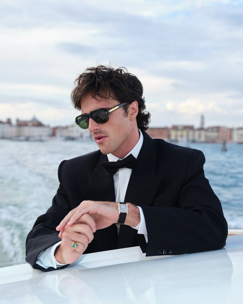 Rotap's tweet image. Jacob Elordi wears the Tank Louis Cartier as he crosses Venice's iconic lagoon for the premiere of Frankenstein at @labiennale

#Venezia82 #CartierLovesCinema