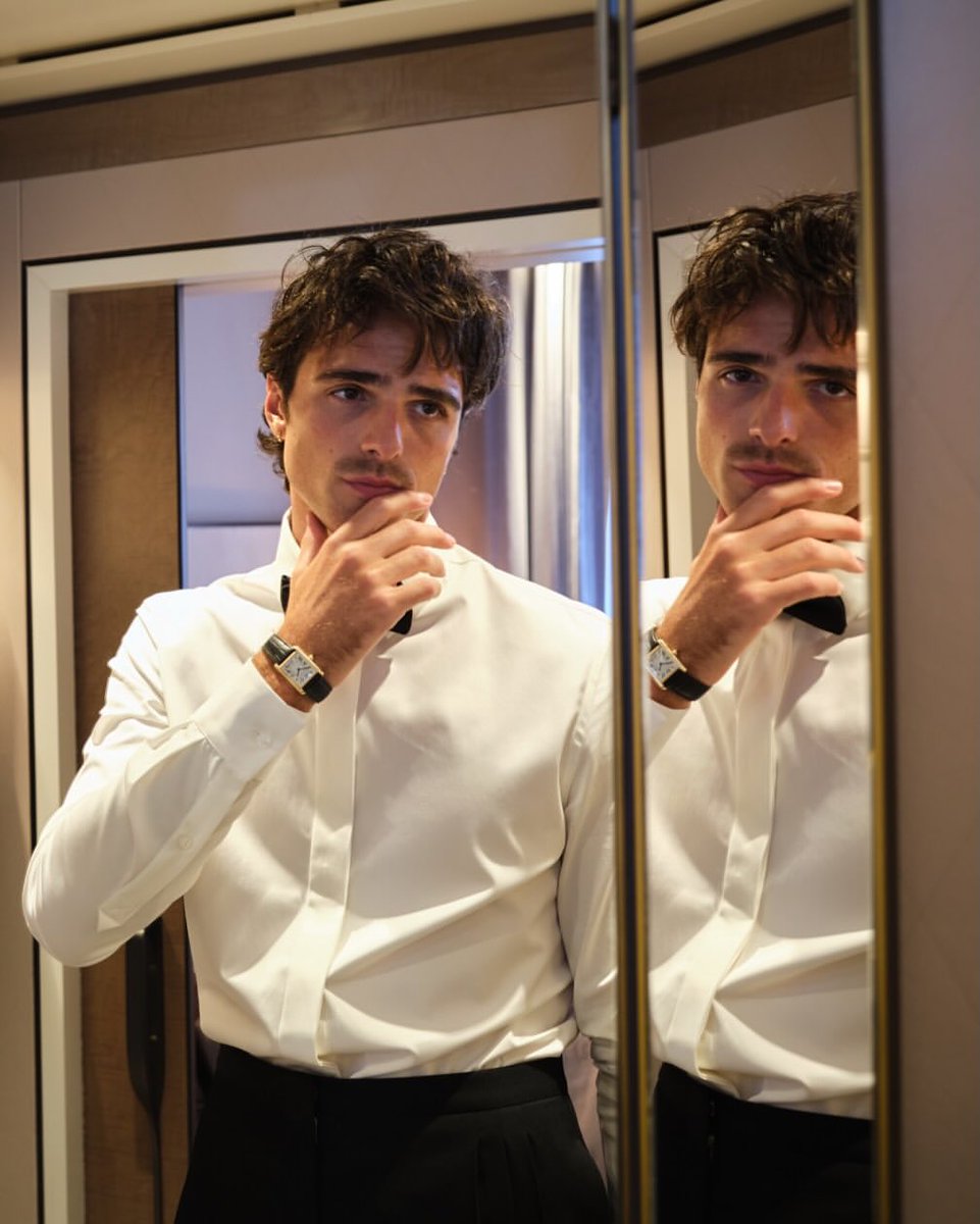 Rotap's tweet image. Jacob Elordi wears the Tank Louis Cartier as he crosses Venice's iconic lagoon for the premiere of Frankenstein at @labiennale

#Venezia82 #CartierLovesCinema