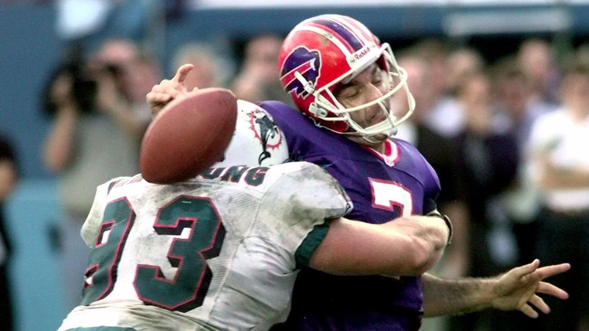 PhinsChris's tweet image. Happy birthday to former @MiamiDolphins DE Trace Armstrong! 🎂

#DolphinsDidYouKnow Armstrong was acquired via trade (Raiders) in 1995 and spent 6 seasons with the #Dolphins. In 2000 he led the AFC in sacks (16.5) and earned Pro Bowl honors that year.