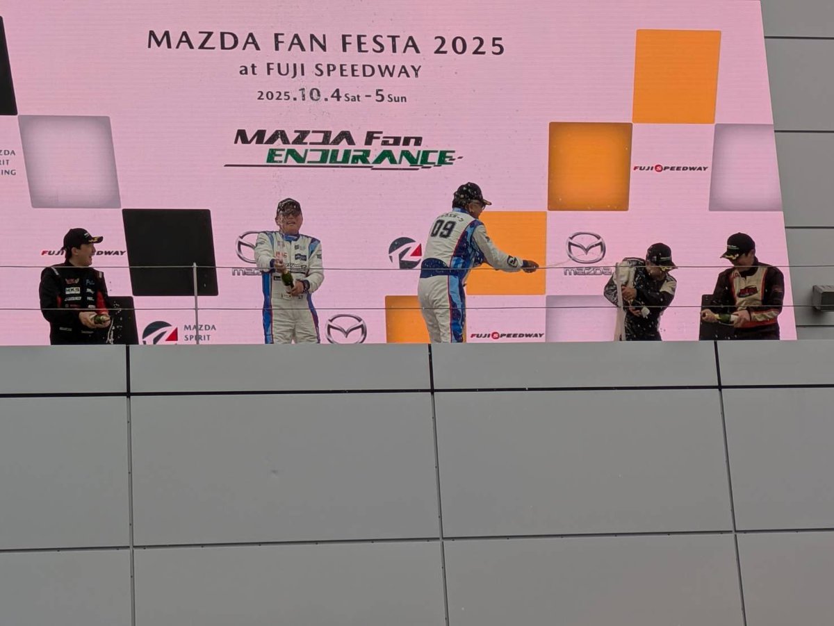 jishikaw8's tweet image. マツ耐決勝。総合3位、クラス優勝で着地。富士の表彰台でシャンパンファイトの図。
@arumo2 さんいつも応援&amp;amp;お写真ありがとうございます。

#マツ耐
#PLUM