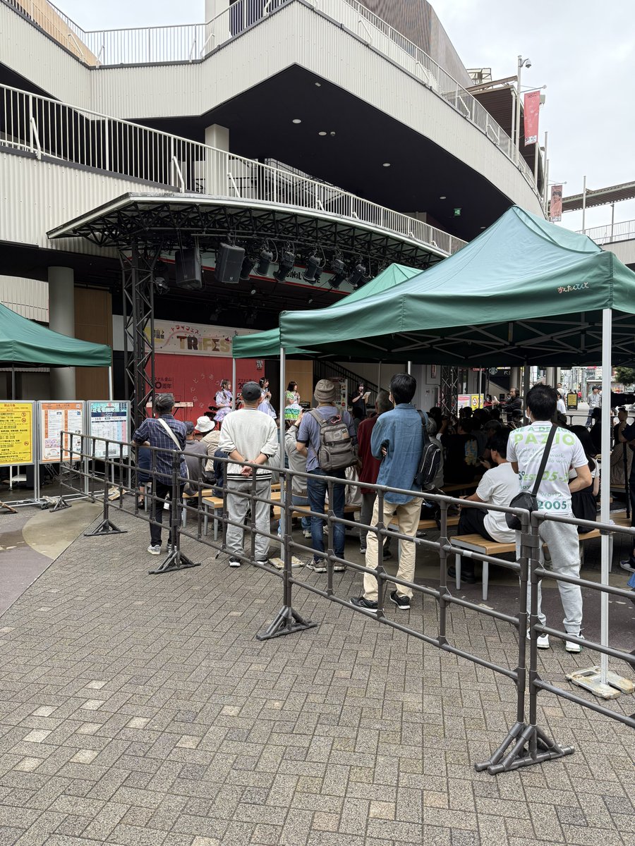 kanayamagakuen's tweet photo. #金山学園祭 #TRIFEST
TRI FEST2日間ありがとうございましたー！！
生憎の天気だったんですけど、来ていただいた皆さんに感謝しかないです！
2日間で計31組の出演者の方に出ていただきました！
皆さんきっと誰かが目当てで来られたと思うんですけど、目当て以外のアーティストの方で、"この人いいな"、"もっと曲聞いてみたいな"と少しでも思っていただけたのであれば、是非アーティストの方のSNSをチェックしたり、感想を伝えたりして欲しいです！
そういう方が1人でも増えたのであれば、このTRI FEST、大成功だと思ってます！
売れてる方々の影には頑張ってるのに日の目を見ない方がたくさんいます。そういう方が少しでも報われるきっかけになるように願ってTRI FESTを開催しました！
演者の方もお客さんもみんなが"楽しい！"って思ってくれたのであれば幸せです！！