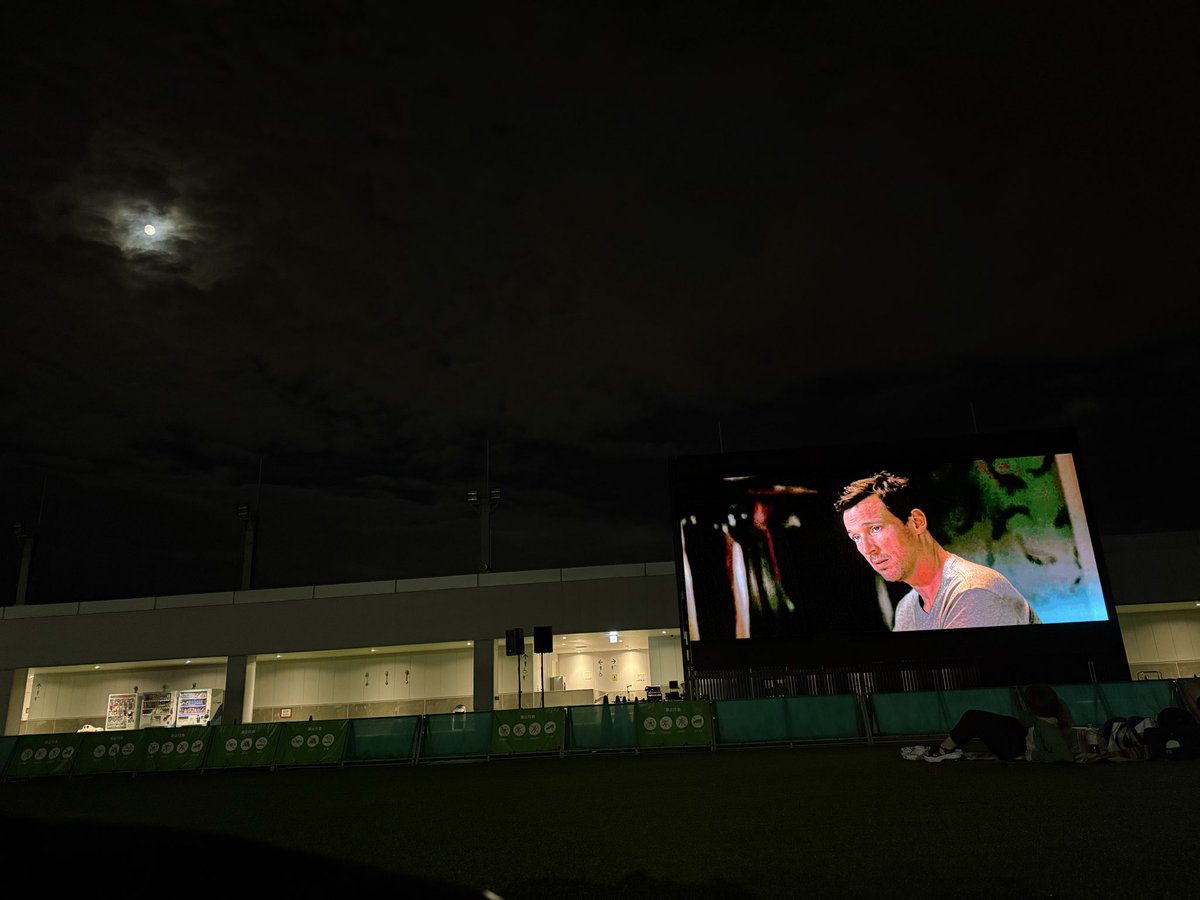 LEGGENDA3's tweet photo. ラッキーストライカーズの練習終わりに映画だけ観れた
公開時から観たい映画を素敵な環境で観せてもらって感謝
来年も #福岡フットボール文化祭 開催を期待しています https://t.co/ql7iqn29mE