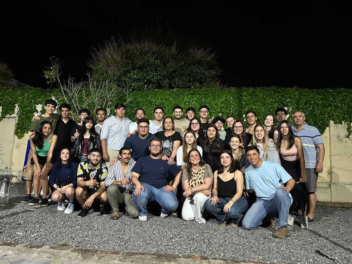 Nuestros compañeros de la Juventud Nacionalista de Soriano se reunieron anoche en la Casa del Partido Nacional en Mercedes junto a la Diputada María Fajardo y dirigentes del departamento 

#HayOrdenDeNoAflojar 🇺🇾