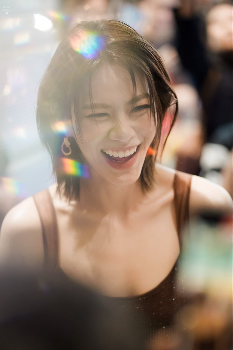 Elle a un beau sourire :)

EMI WITH ELEGANCE REVEALED 
#InfinityMedicalClinicxEmi