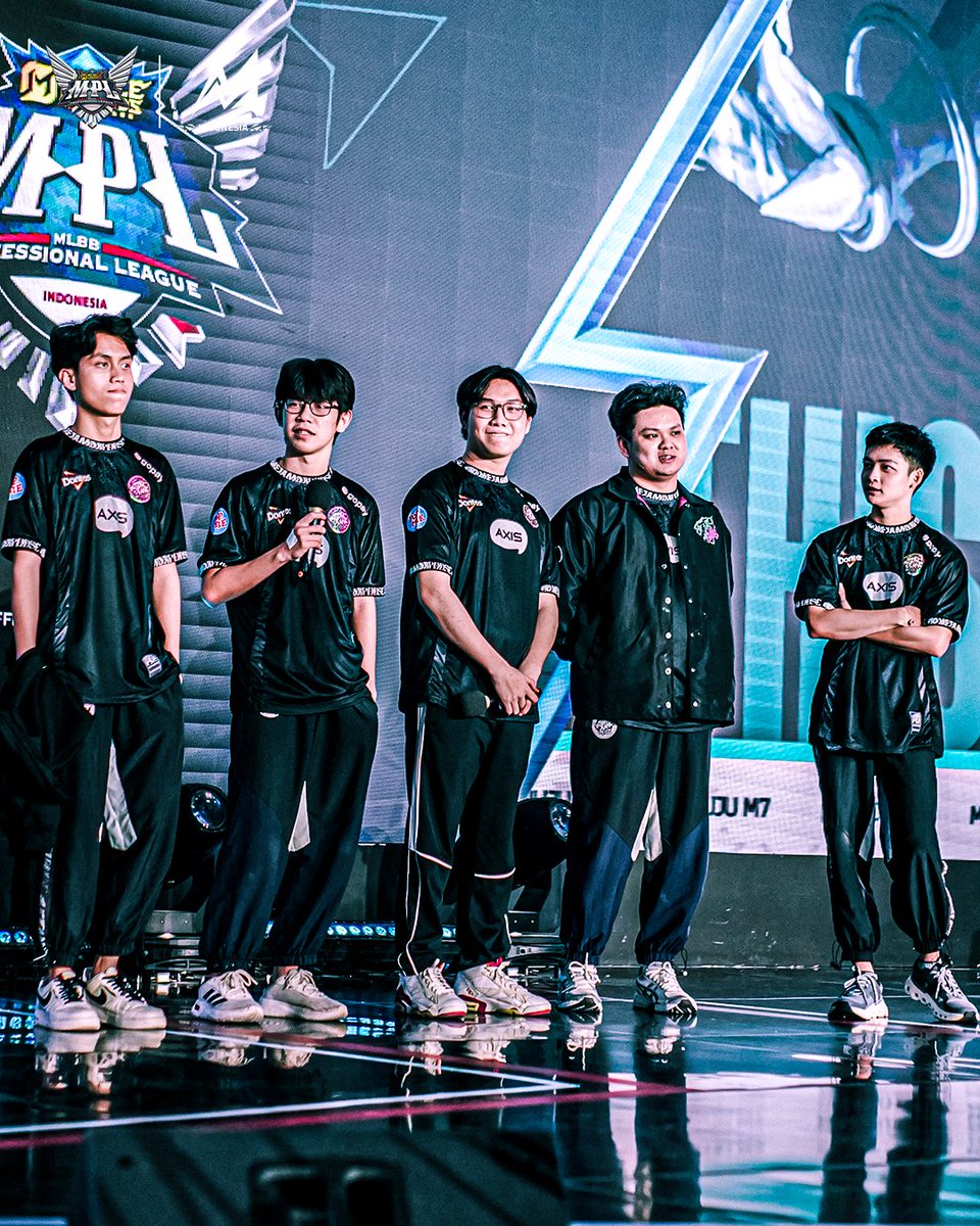 mplidofficial's tweet image. Player of The Match – Roundel
Tren positif masih di tangan EVOS, berhasil reset dari game 1 dan bounce back di game 2 &amp;amp; 3. Albertt dkk sukses comeback dan menangkan kedua leg atas TLID.

#SamsungA365G #EVOS #MatchResult #MPLIDS16 #WeOwnThis #NiceGame