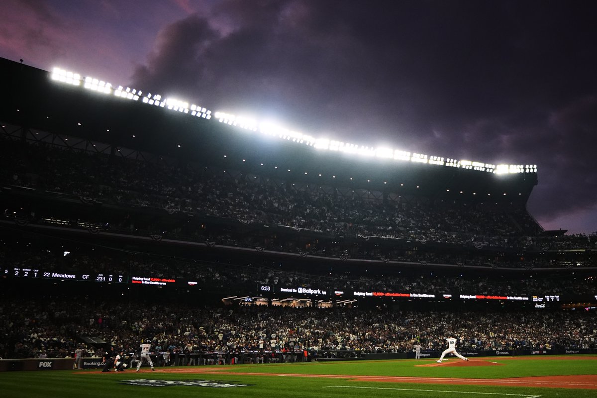 lindseywasson's tweet image. #Mariners lose to #Tigers 3-2 in 11 innings in Game 1 of the ALDS. (AP/Lindsey Wasson)