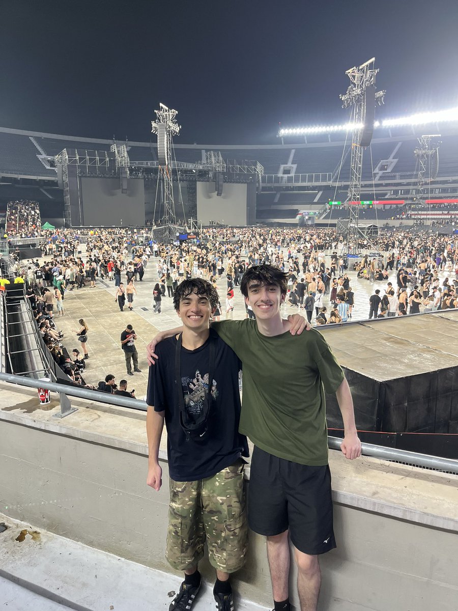 este chico me subio en colombiana, chapamos y despues me cuido lo que quedaba del concierto, un angel la verdad, ninguno tenia bateria y una chica nos saco esta foto❤️‍🩹