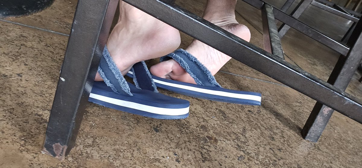 Showcasing my soles in Public. A guy with his wife keeps glancing over when I start tapping them on the floor. I love it. He needs to buy me a 🍺 

onlyfans.com/footkingraja
