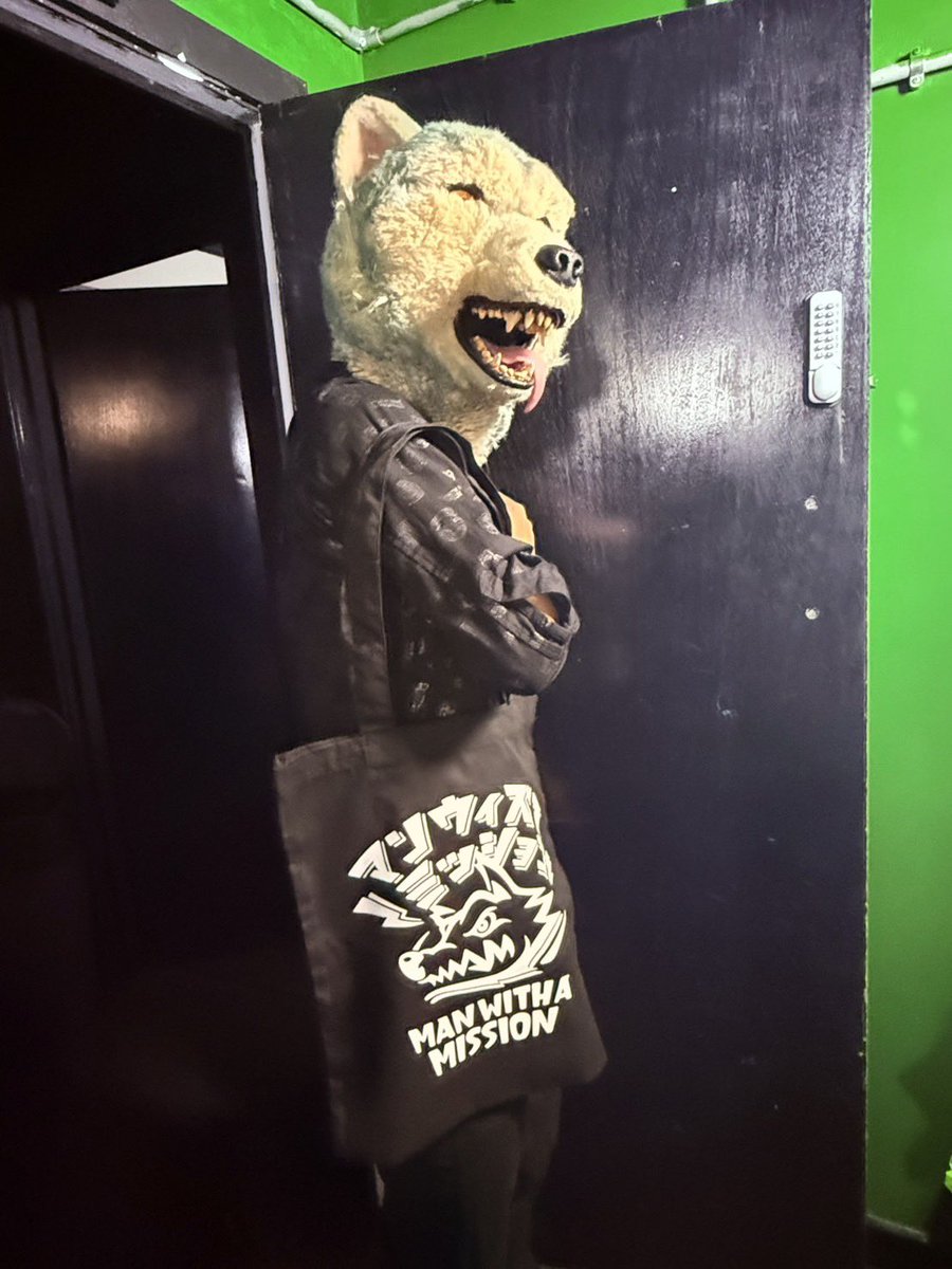 mwamjapan's tweet photo. Hello!!Birmingham!!!!!!!!!!!!!
We are Finally come again Birmingham😍
Lovelyyyyyyyyyyyyyyy🫰
Bring it on you all🔥🔥🔥
make some nooooise🤘🤘🤘
#manwithamission
#mwam
#howringacrosstour
#Birmingham
#XOYO https://t.co/vgN78PFeBs
