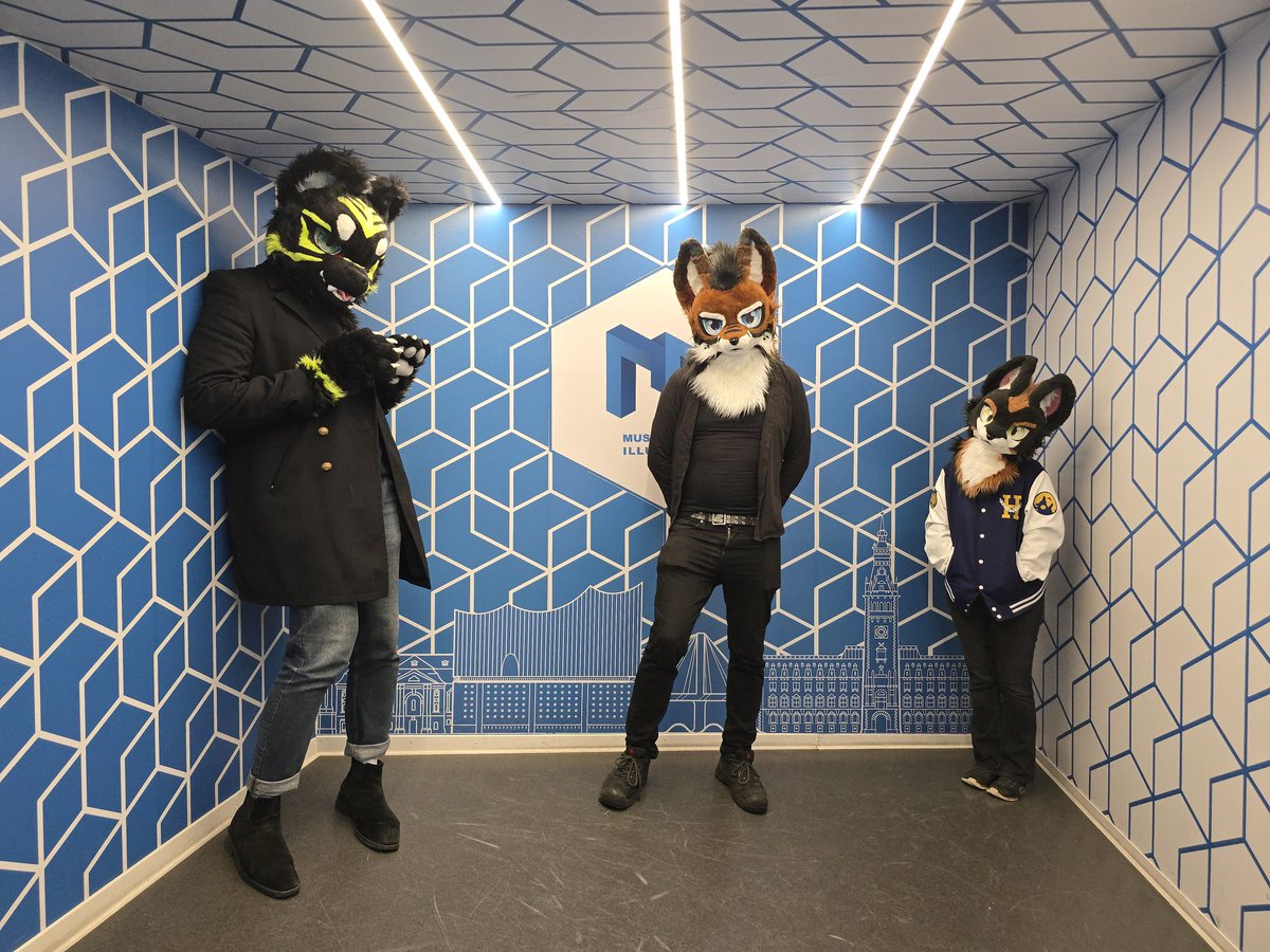 We met a friend today <a href="/SravenLynx/">ꜱ ʀ ᴠ ɴ @Malmö</a>  and visited the the Museum of Illusions and had a lot of fun there! 
Look how tiny I am!