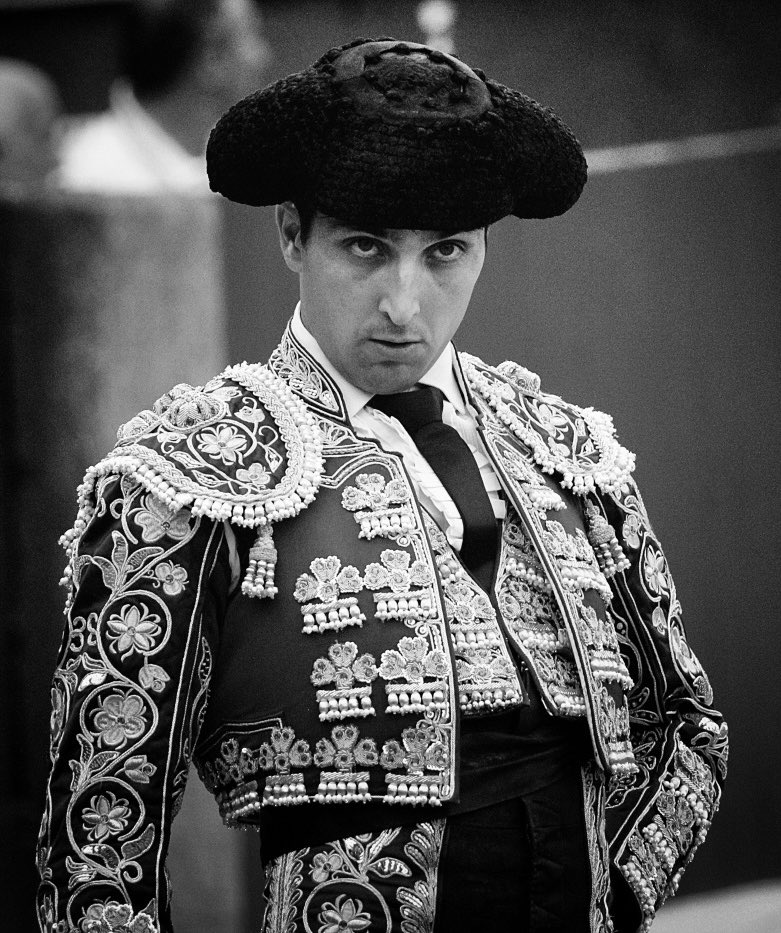 AlexMartinezzz's tweet photo. Hoy, tras 24 años de alternativa, se despide de los ruedos Javier Castaño, un torero valiente y honesto como pocos. Su carrera, larga, irregular y difícil, es un ejemplo de dignidad, verdad y sacrificio. Torero de aficionados, le recordaremos, sobre todo, junto a aquella magnífica “nueva” cuadrilla del arte, por su generosidad lidiadora ante las ganaderías más duras del campo bravo. Gracias y suerte, TORERO.