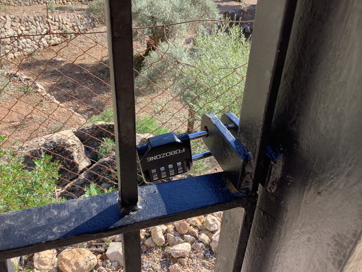 El camí de la Coma des Cairats, a Valldemossa, tancat amb pany i clau. Un camí emprat TOTA LA VIDA pels valldemossins durant les seves passejades, tancat per UN propietari que te la caseta a 300 metres del camí. M’estim més no dir el que pens...
Quina Mallorca ens està quedant?