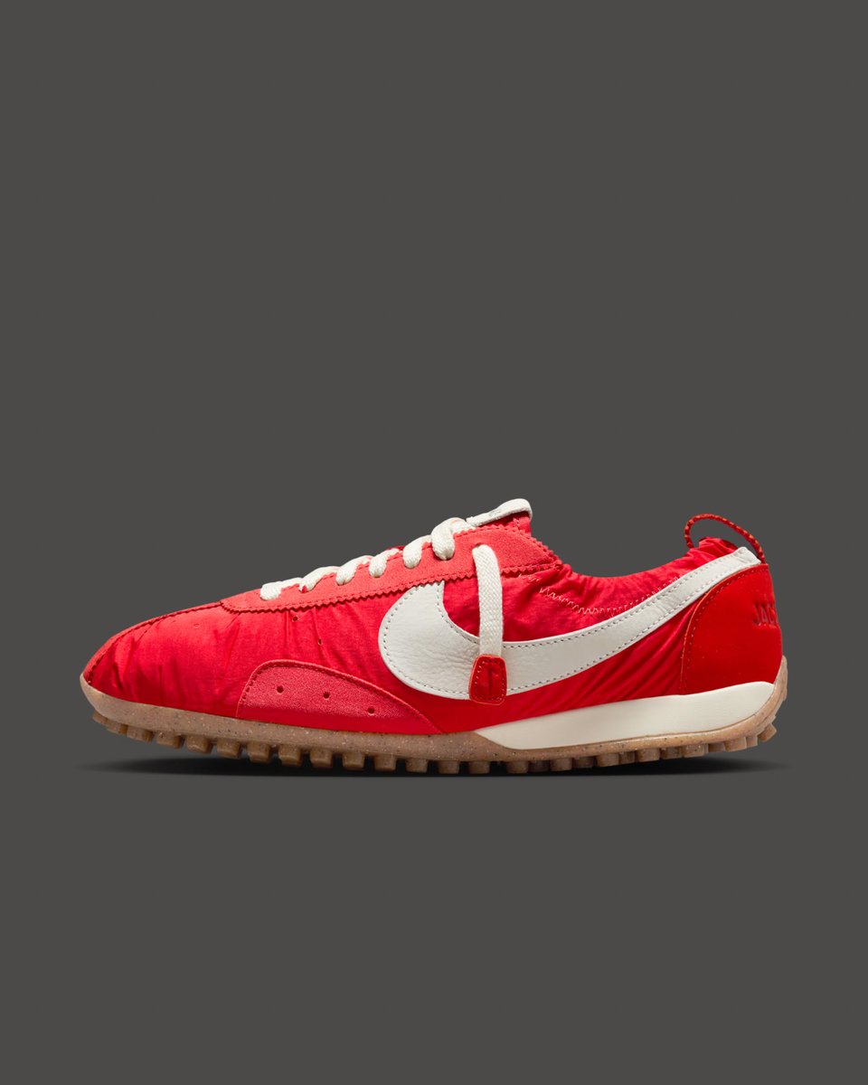 nikestore's tweet image. A perfect blend of @jacquemus design and Nike sport heritage.

The Moon Shoe x Jacquemus

Available at 10am ET 🇺🇸

&apos;Off Noir and Gum Light Brown&apos;: go.nike.com/WHWc-_qrIsw

&apos;University Red and Gum Light Brown&apos;: go.nike.com/d7j_xiP6Ujd
