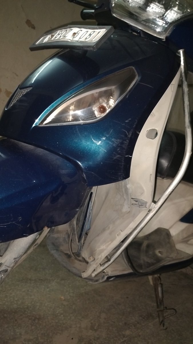 ArpitRa60280400's tweet photo. @letsblinkit please train your delivery riders One of your rider was driving on the wrong side near Mahagun Modern Noida Sec 76 and I met with a serious accident while on my scooty Got injured and my vehicle is damaged sharing pic Kindly take action &amp; ensure road safety #Blinkit https://t.co/auxYuiP3o5