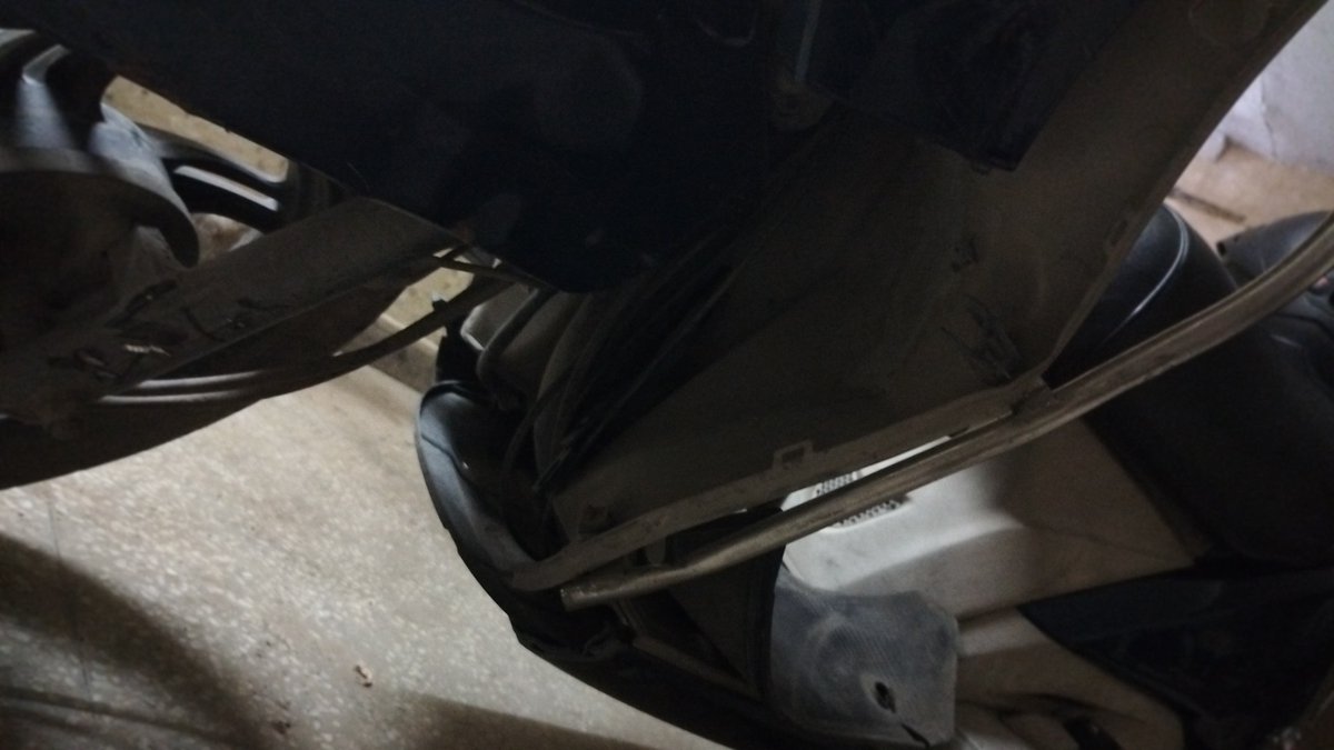 ArpitRa60280400's tweet photo. @letsblinkit please train your delivery riders One of your rider was driving on the wrong side near Mahagun Modern Noida Sec 76 and I met with a serious accident while on my scooty Got injured and my vehicle is damaged sharing pic Kindly take action &amp; ensure road safety #Blinkit https://t.co/auxYuiP3o5