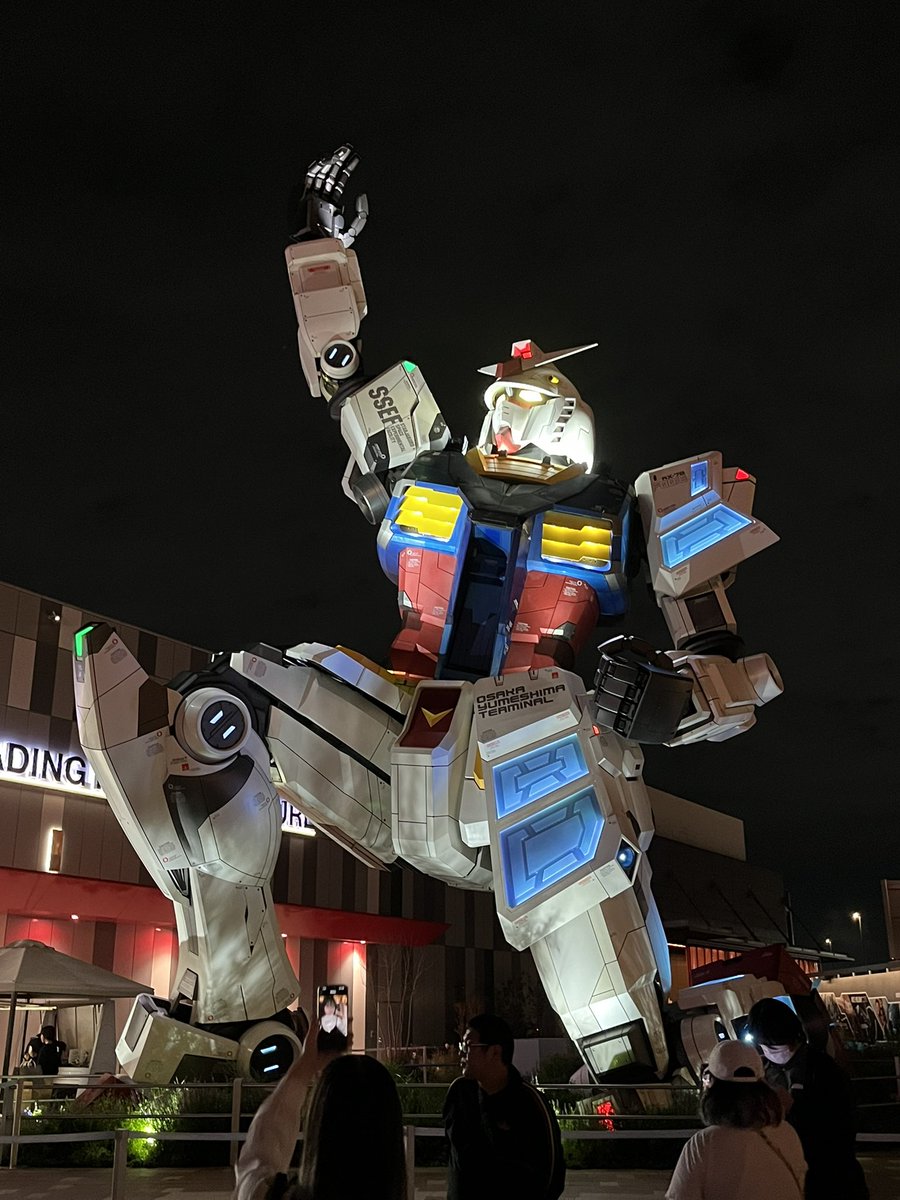 pullmokoremmy's tweet photo. #大阪万博 
英国館の外観です
とガンダム https://t.co/HdSToffGp5