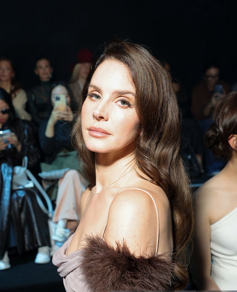 2013 ? Não! Lana Del Rey hoje no desfile da Valentino