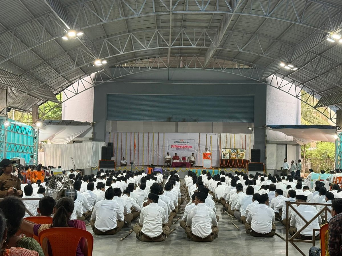 Sandhya_dubey16's tweet photo. राष्ट्रीय स्वयंसेवा संघ नालासोपारा पश्चिम श्री विजयादशमी शताब्दी उत्सव में समिल्लित।
@ChitraKWagh @Dev_Fadnavis @mbbarot69 @Rajannaikbjp @RaviDadaChavan https://t.co/w4GWgHG8wD
